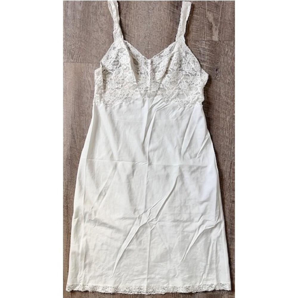 Vintage Full Slip in ivory with lace at bust,‎ size M